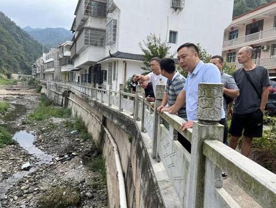 益陽市生態環境局直擊現場 督促生態環境問題整改